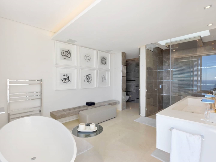 5 Bedroom Property for Sale in Fresnaye Western Cape